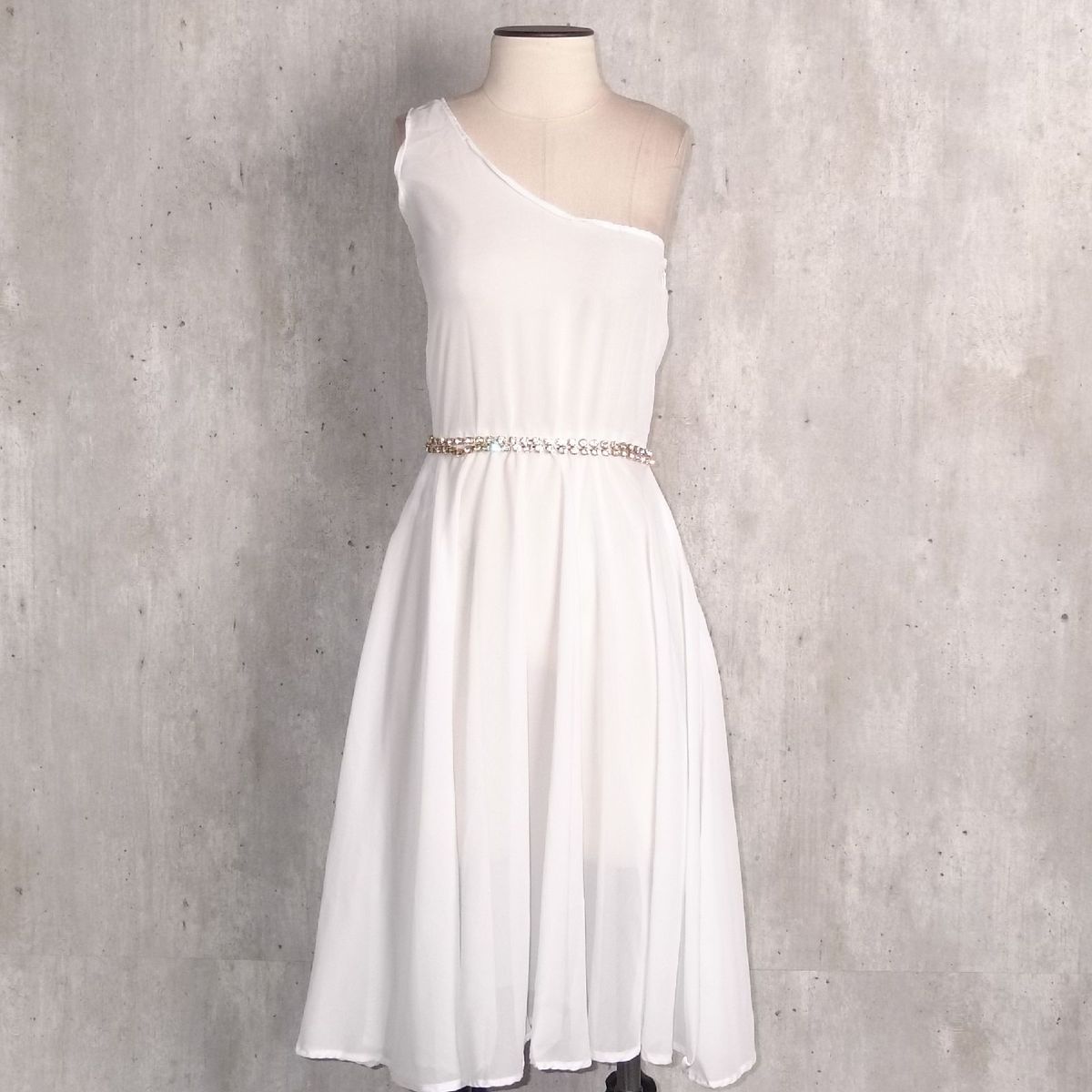 vestido branco de um ombro só