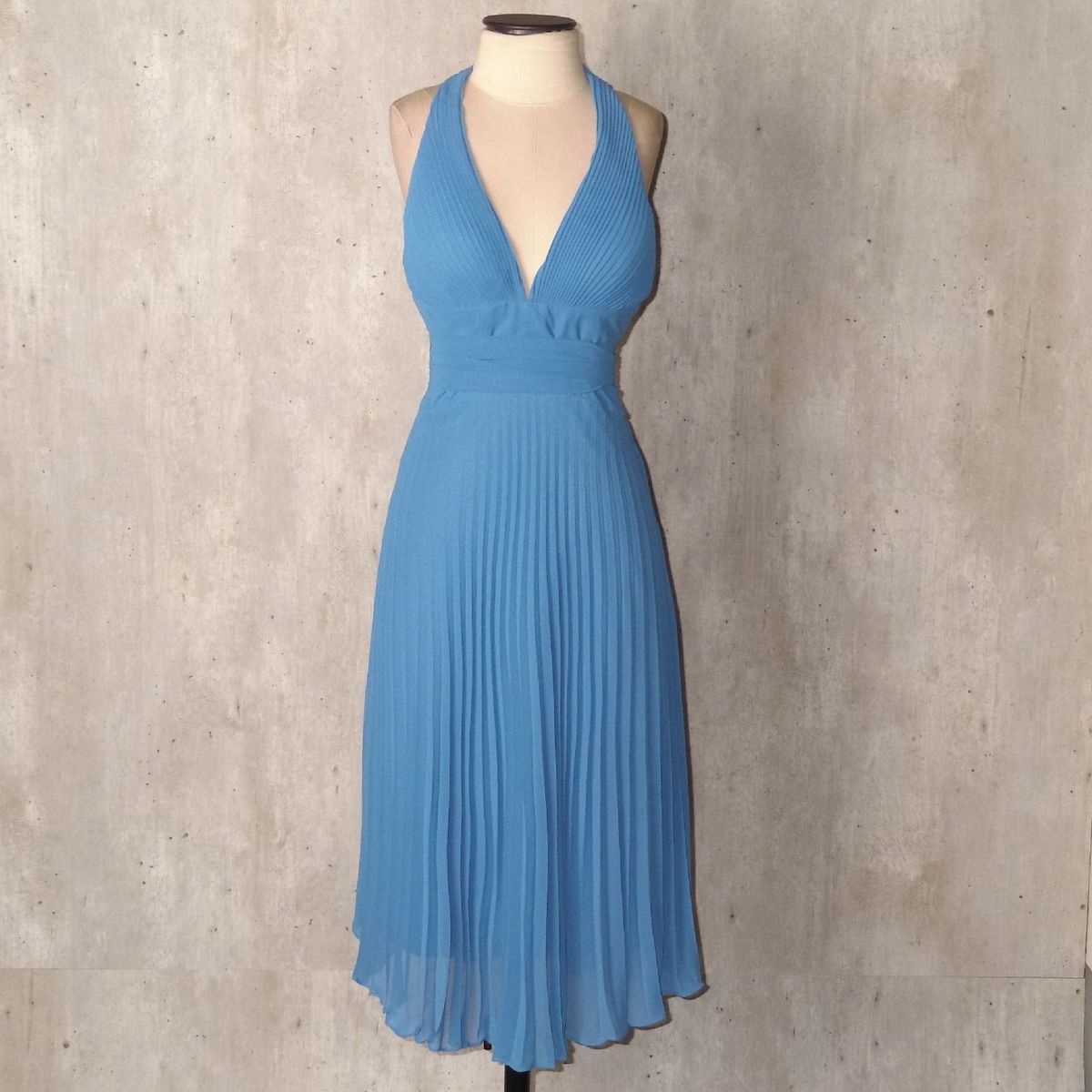 vestido azul plissado