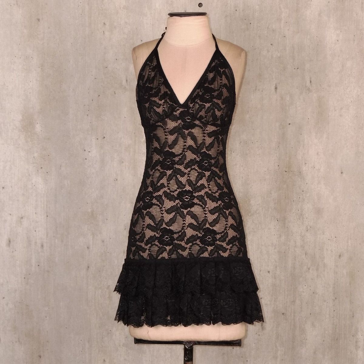 vestido curto preto com renda