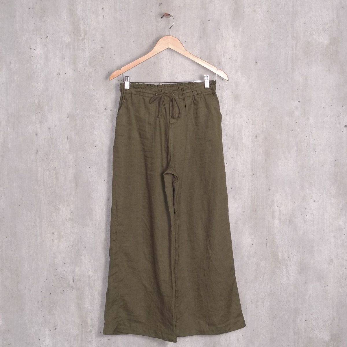 calça pantalona verde musgo