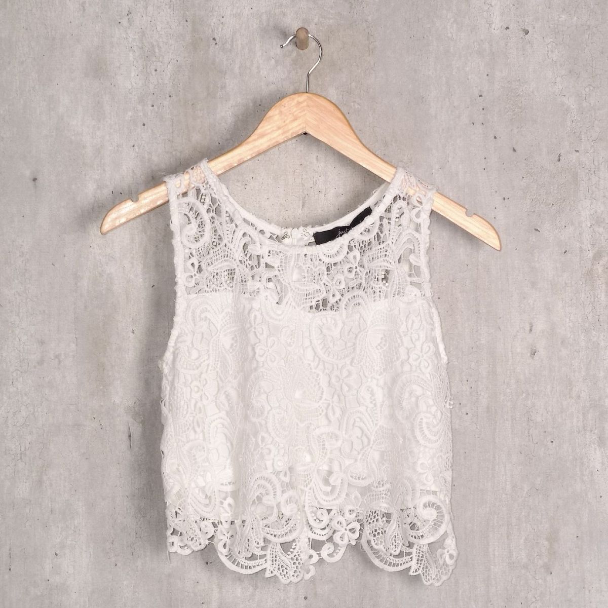 saia e blusa branca de renda