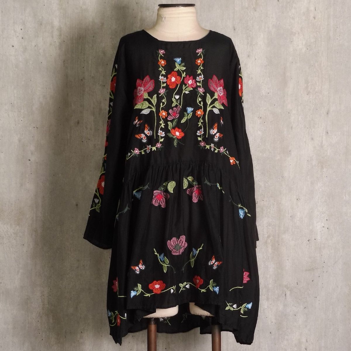 vestido preto bordado