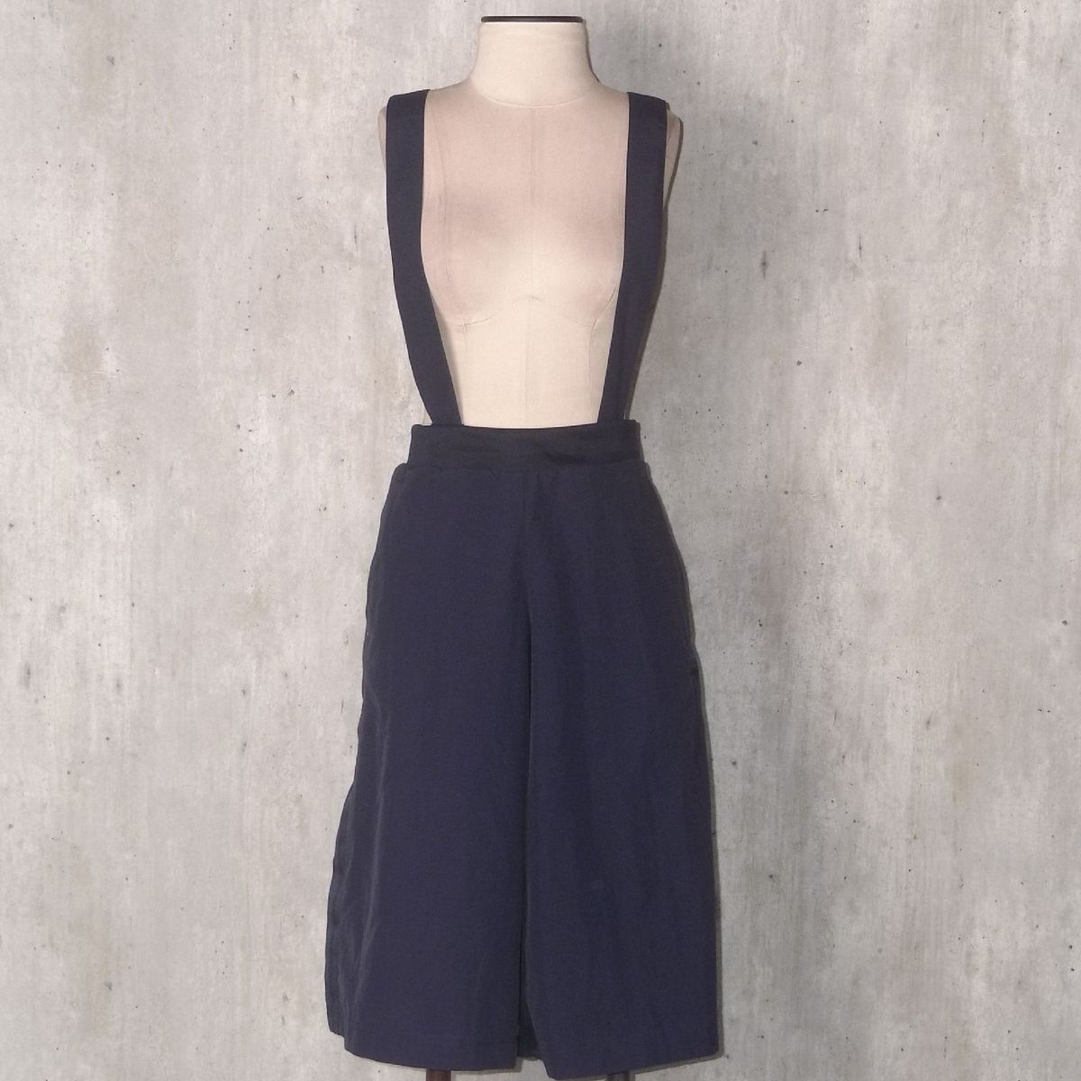 calça pantacourt com suspensorio