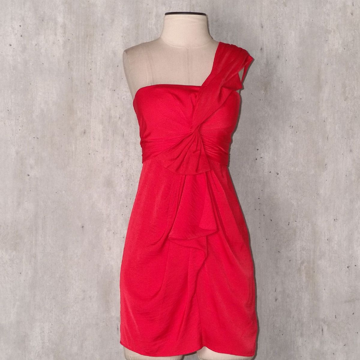 vestido vermelho de um ombro só