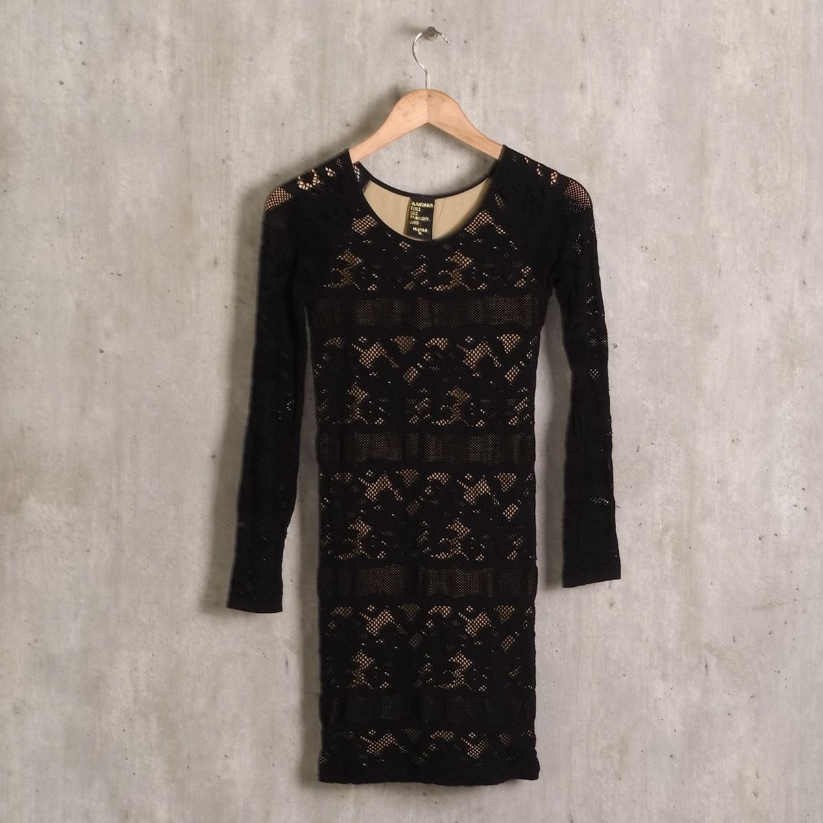 vestido preto com fundo bege