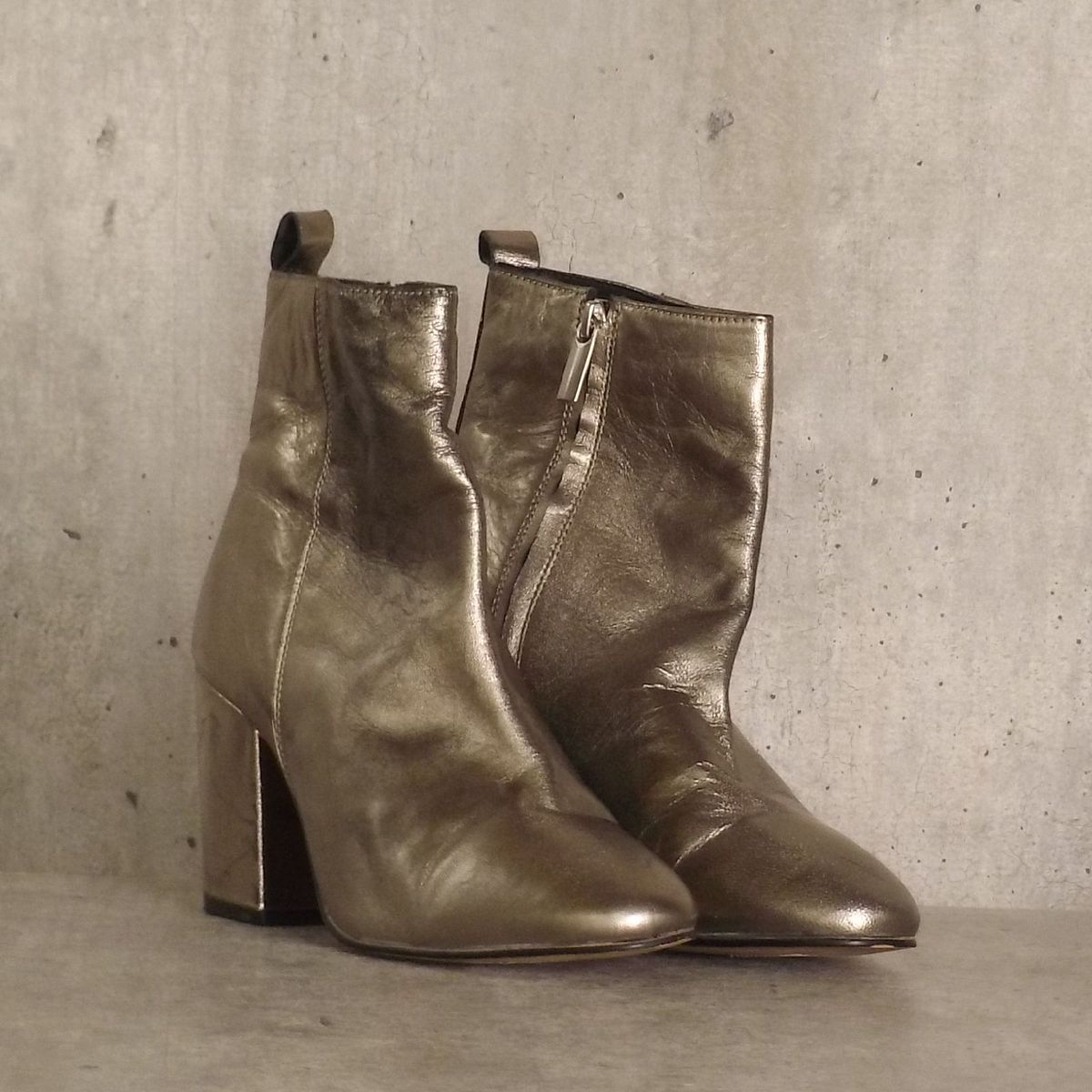 bota dourada cano curto