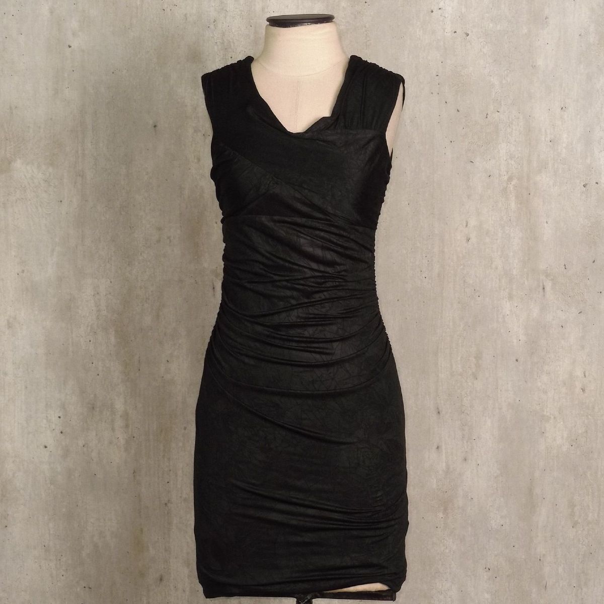vestido guess preto