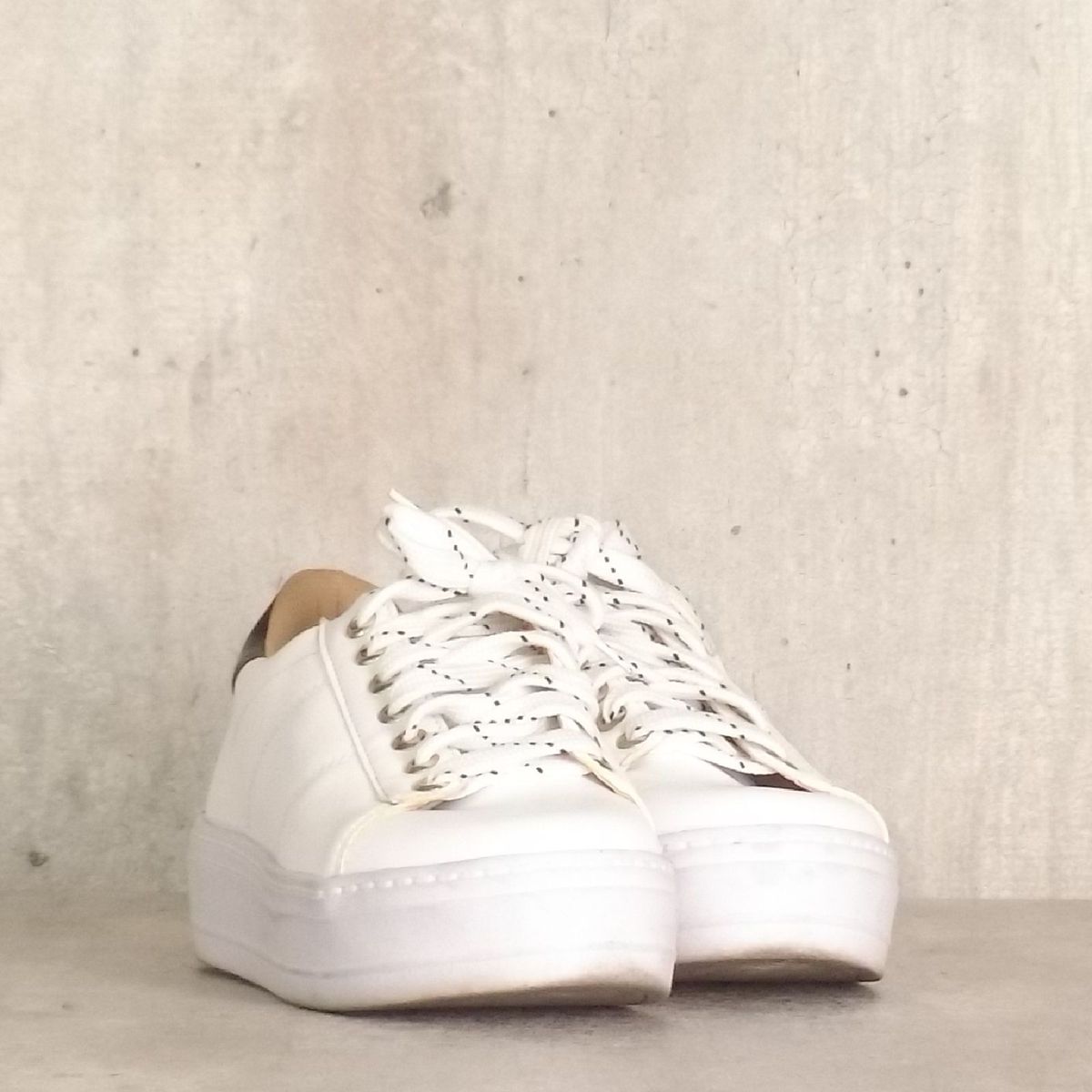 tenis branco estiloso