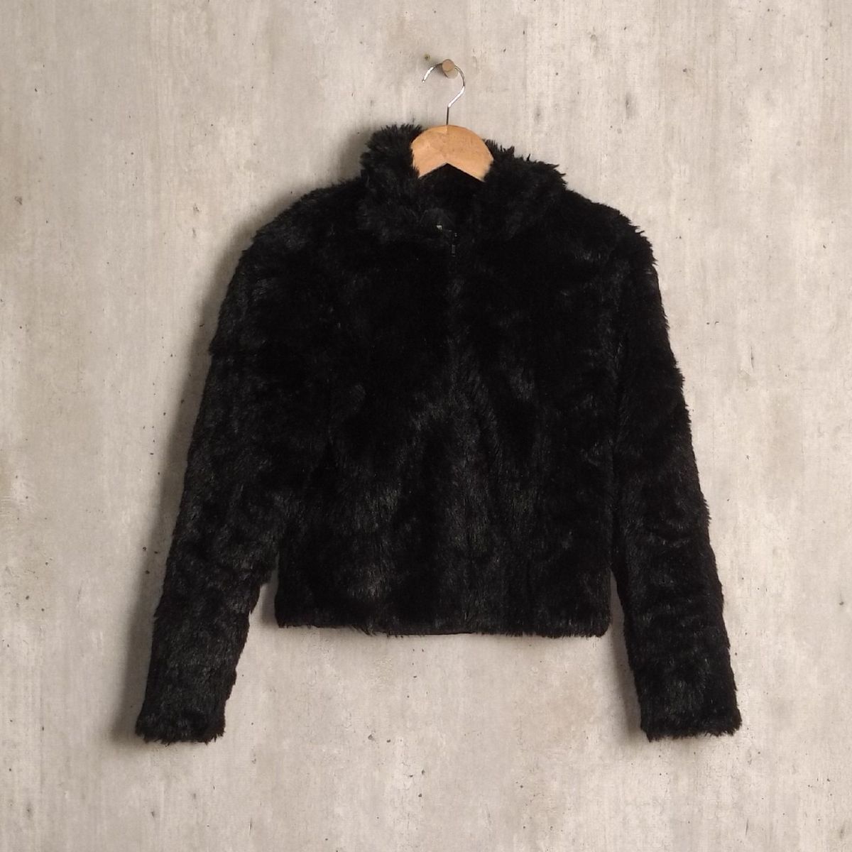 casaco de pelinhos preto