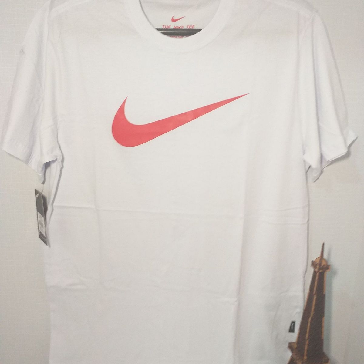 nike branco com simbolo vermelho