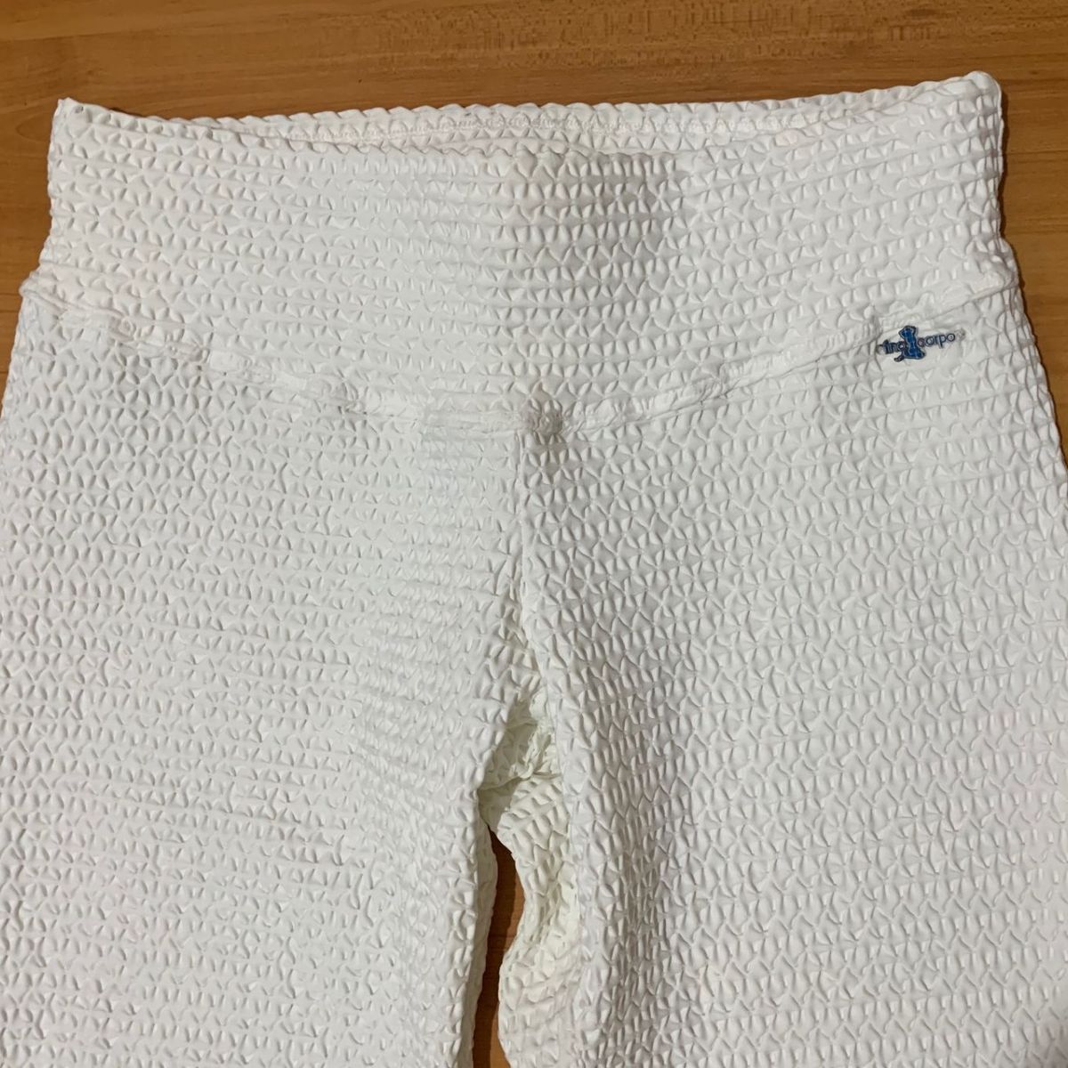 calça legging branca texturizada