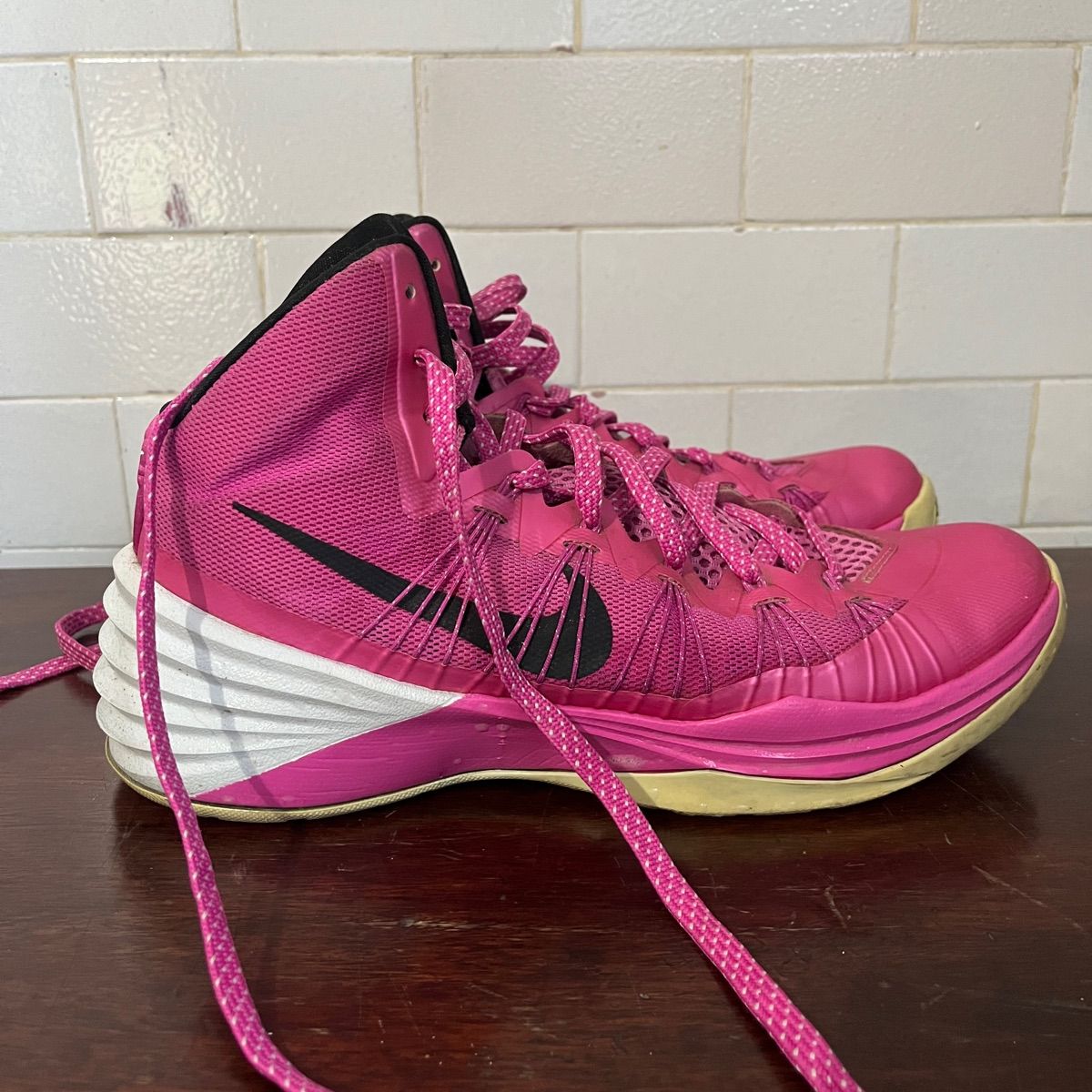 Nike pink hyperdunk discount