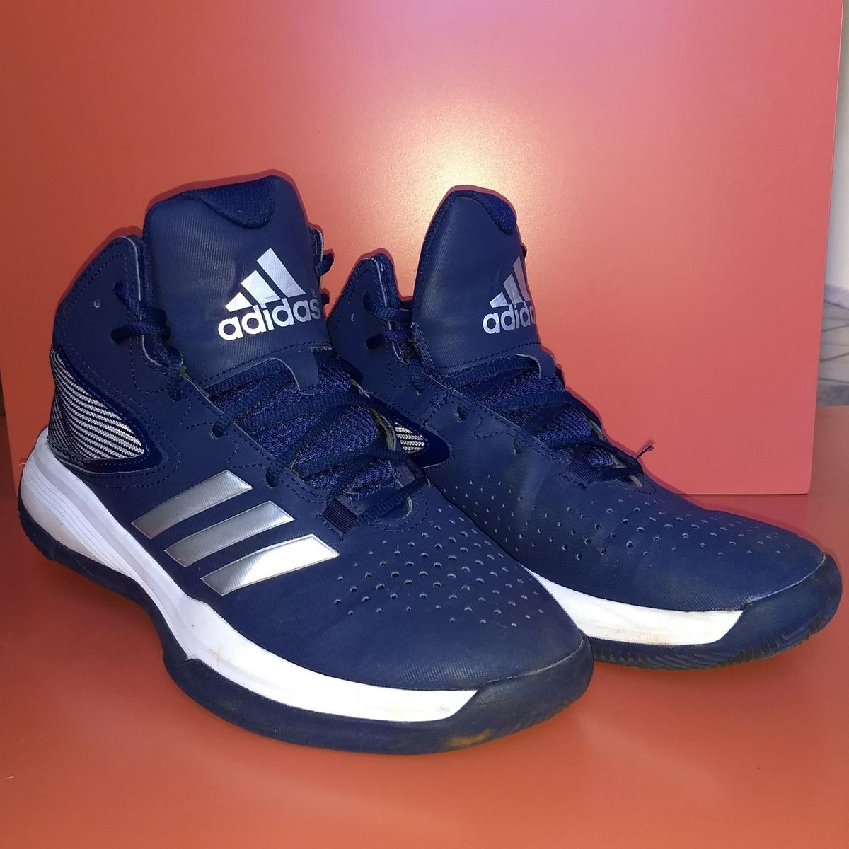 basqueteira adidas branca