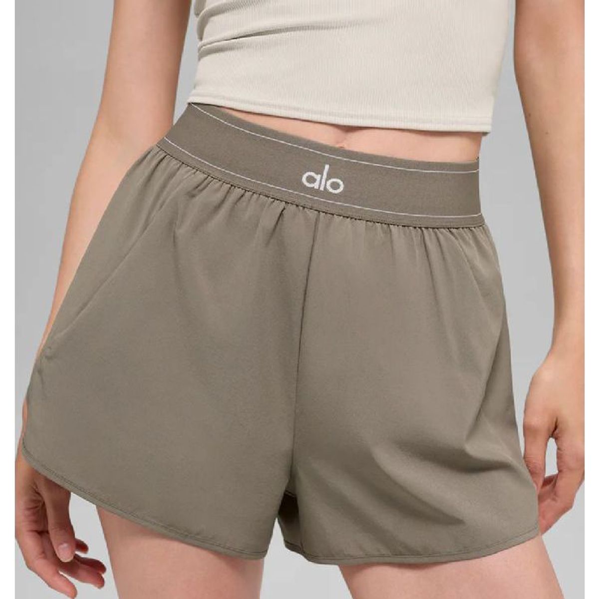Shorts Match Point - Alo Yoga - Cacau Claro | Alo Yoga Nunca Usado