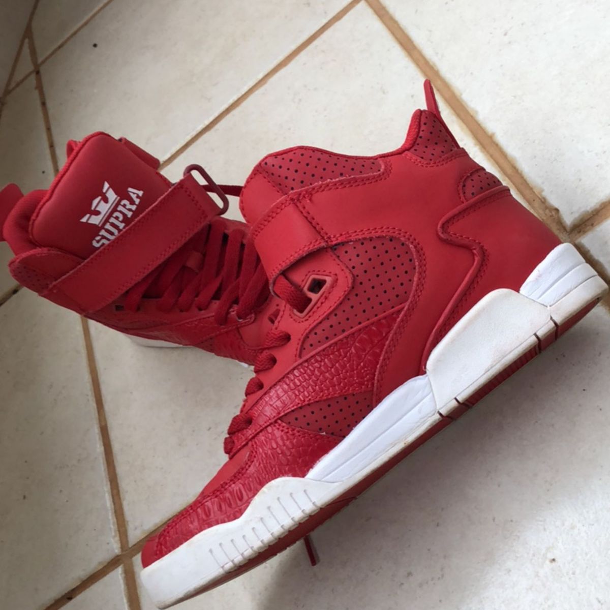 tenis supra vermelho