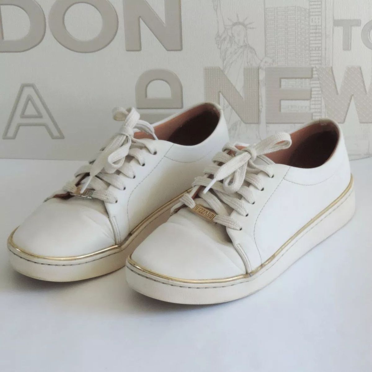 tenis vizzano branco com filete dourado