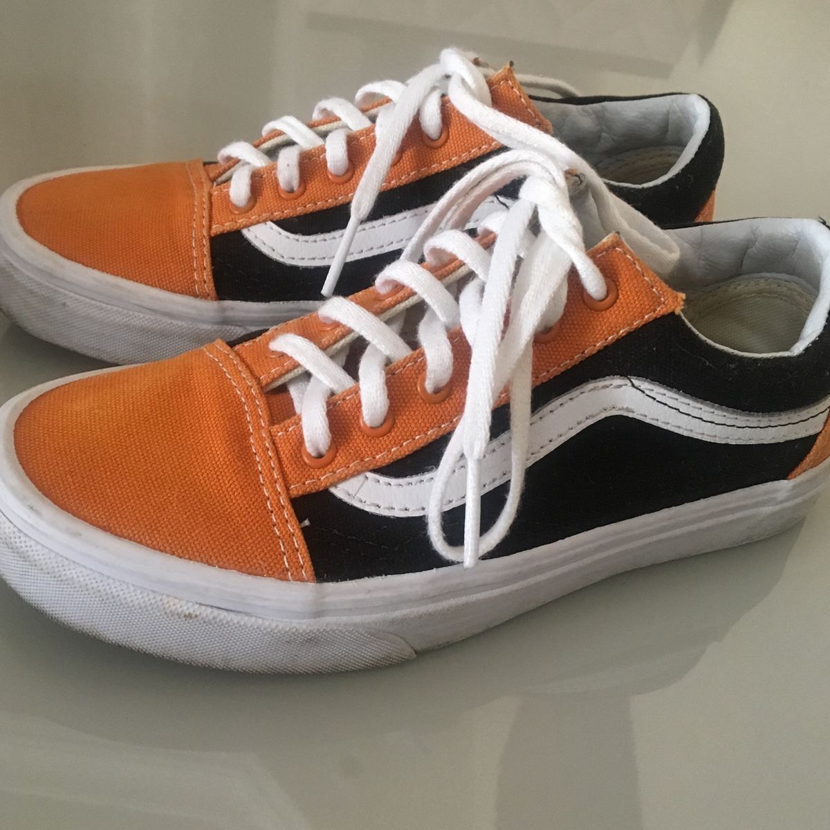 vans laranja e preto