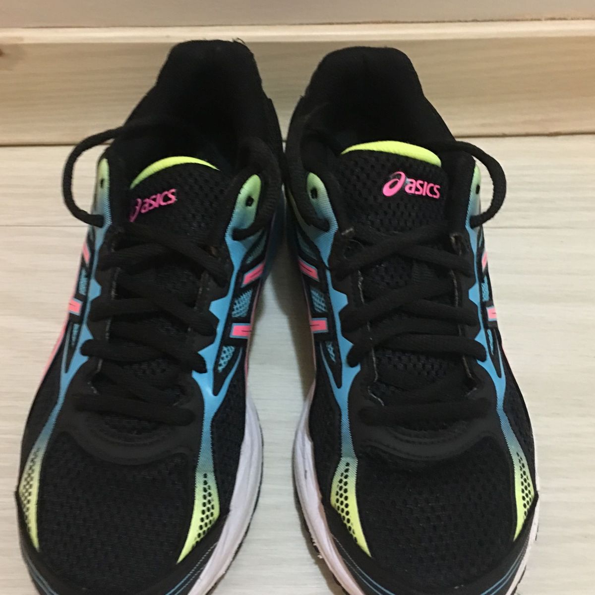tenis asics feminino preto colorido
