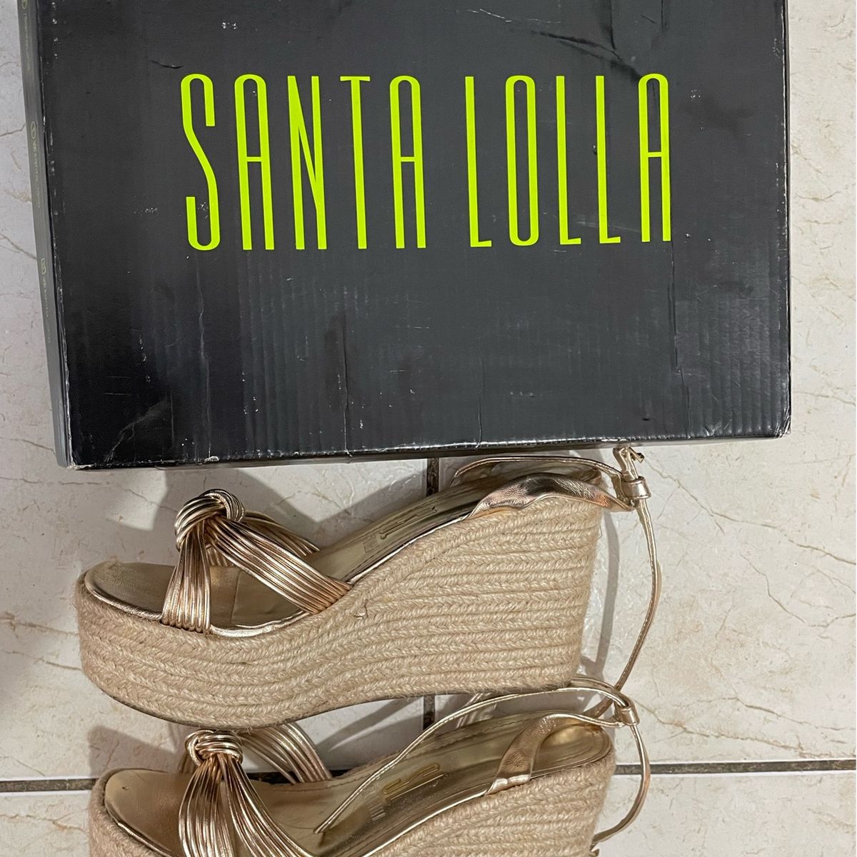 Sandalia anabela best sale dourada santa lolla