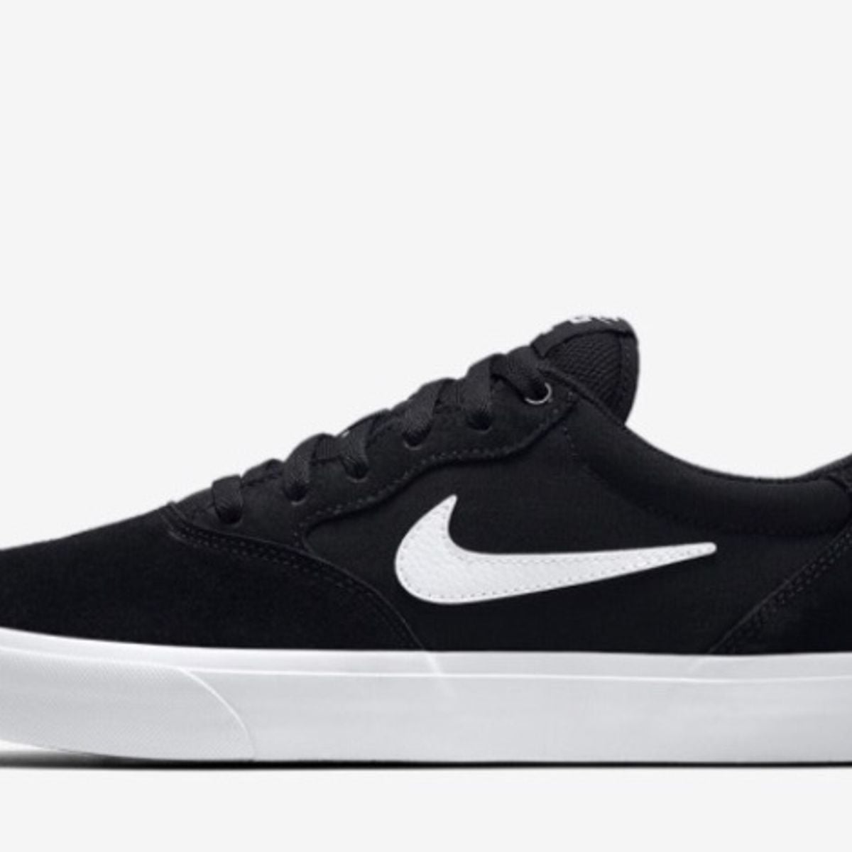 tenis nike preto com simbolo rosa