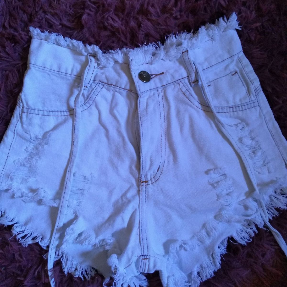 short branco feminino desfiado