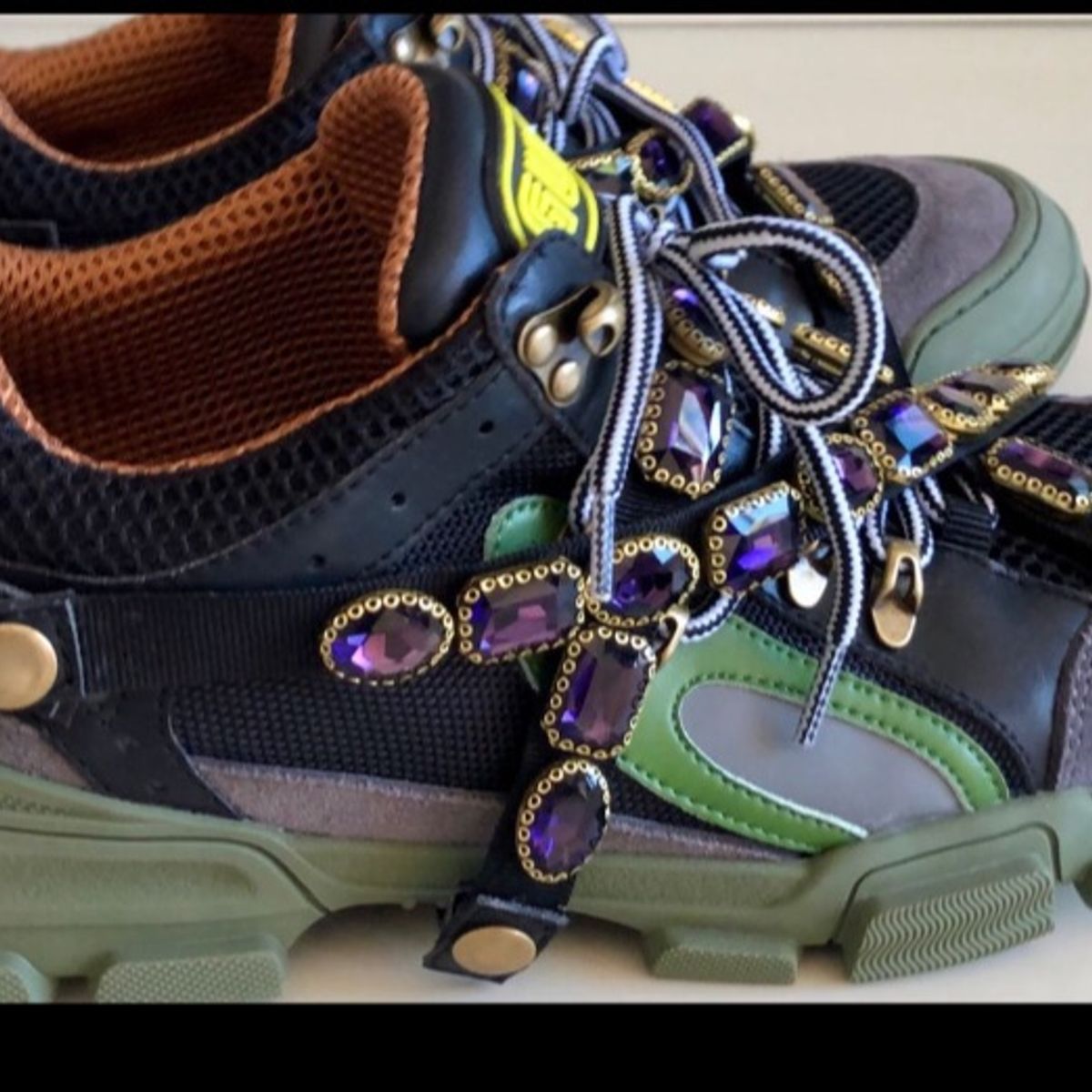 tenis abelhinha gucci