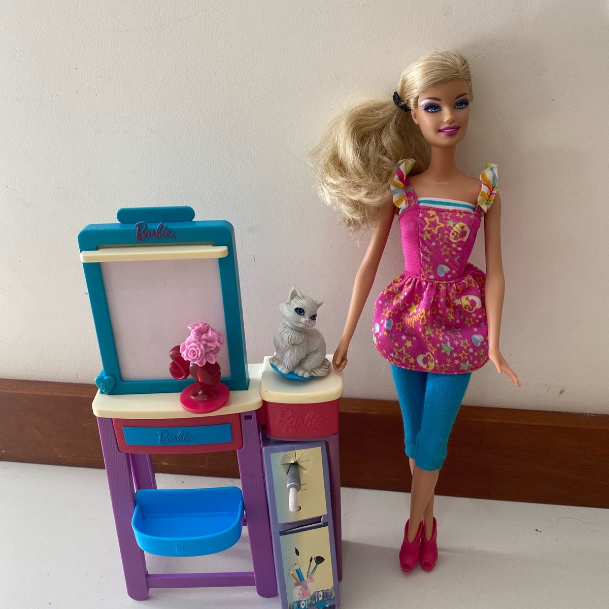 Boneca barbie genuína pouco artista pintura pequena pessoa