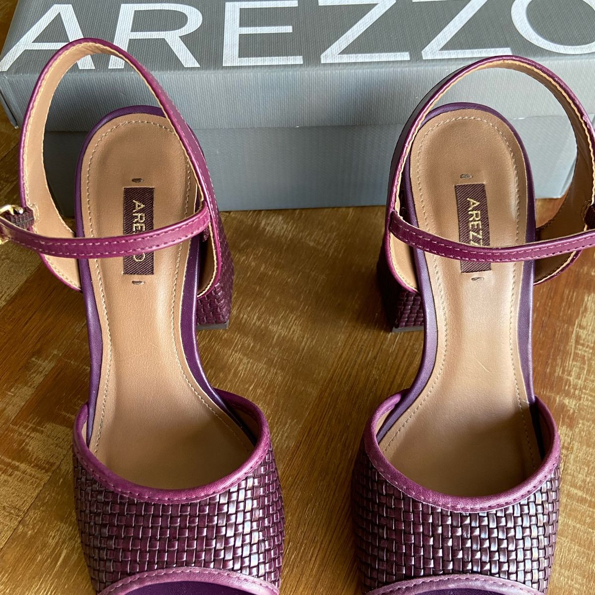 sandalia roxa arezzo