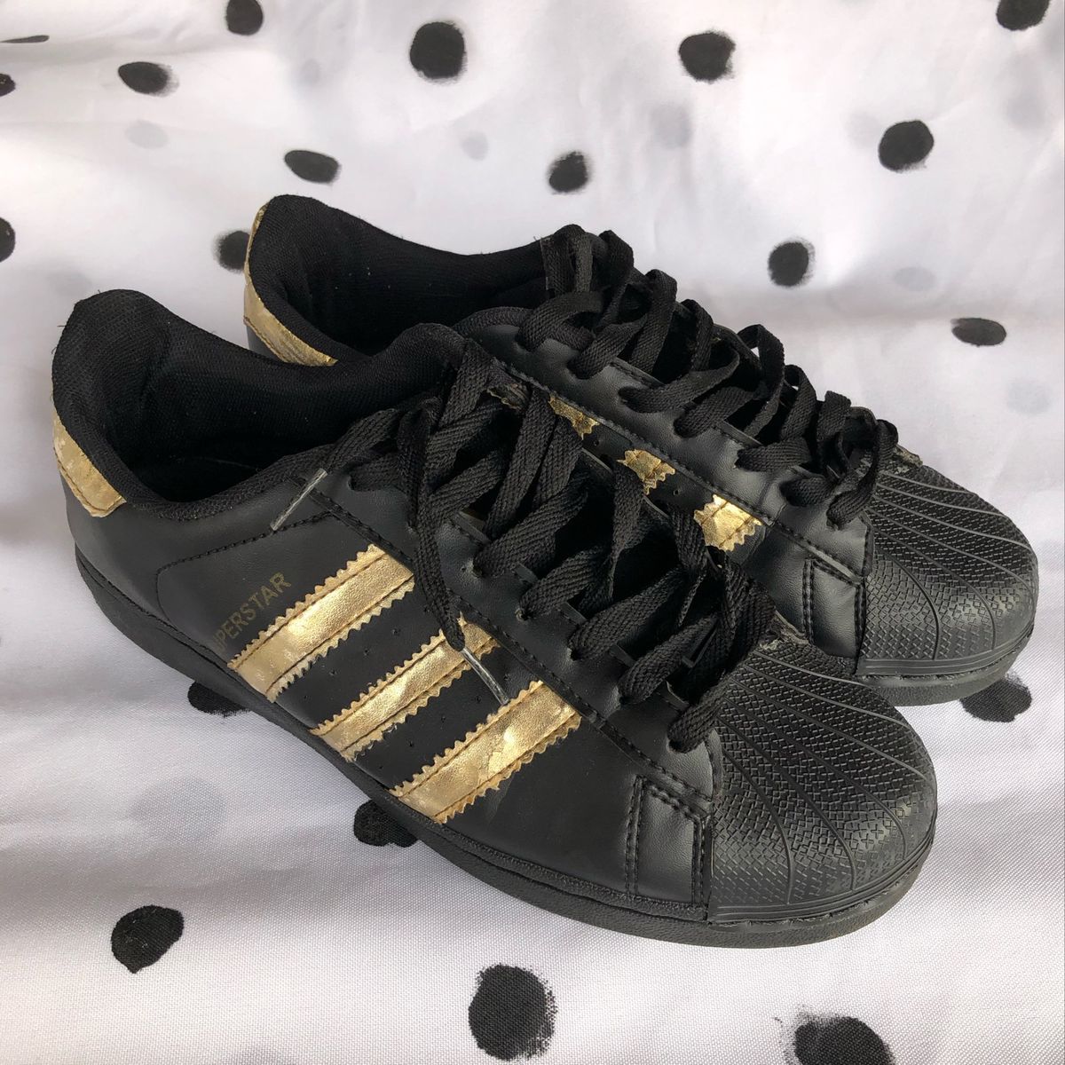 Tenis preto sale com dourado adidas