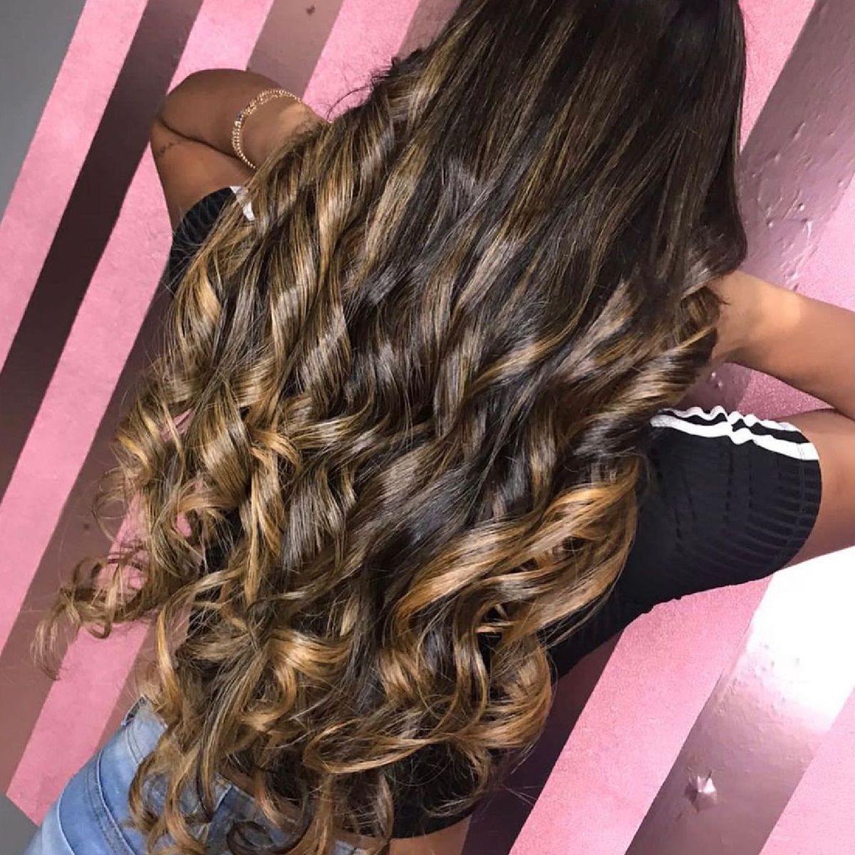 Morena de cabelo cacheados