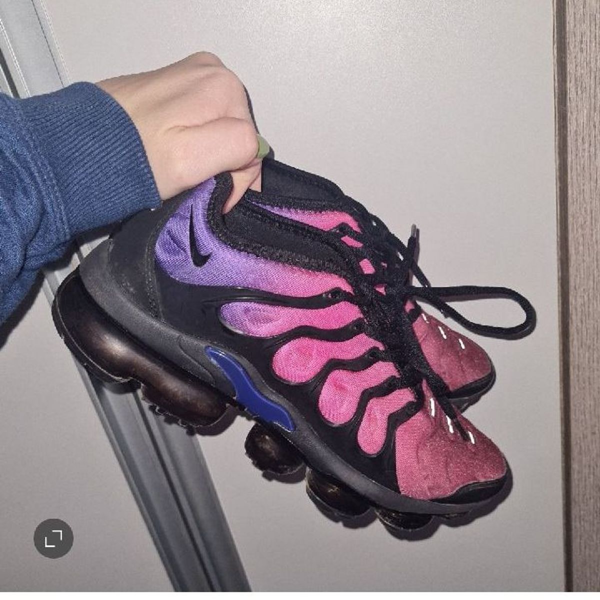 Vapormax plus feminino preto best sale e rosa