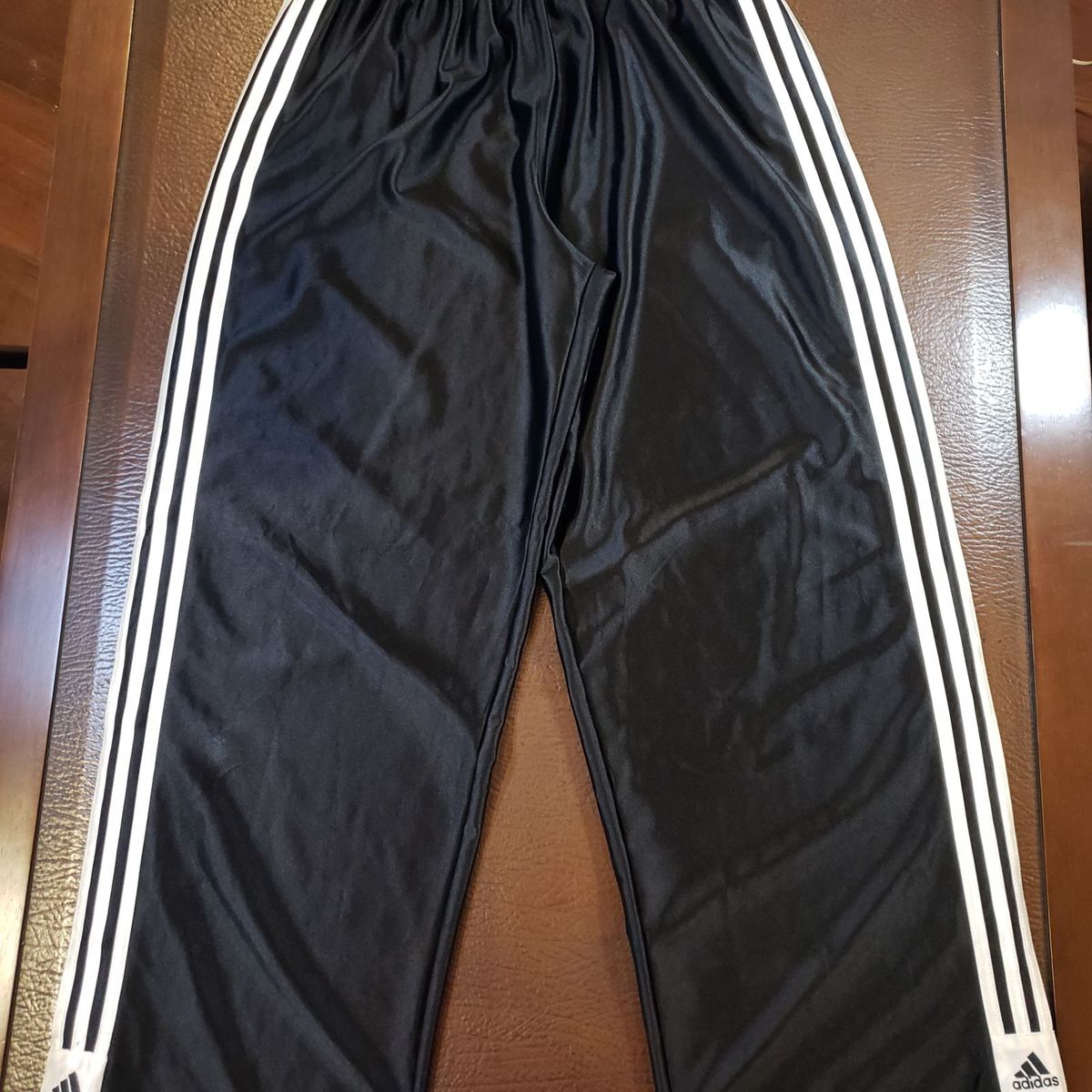 calça com botões laterais adidas