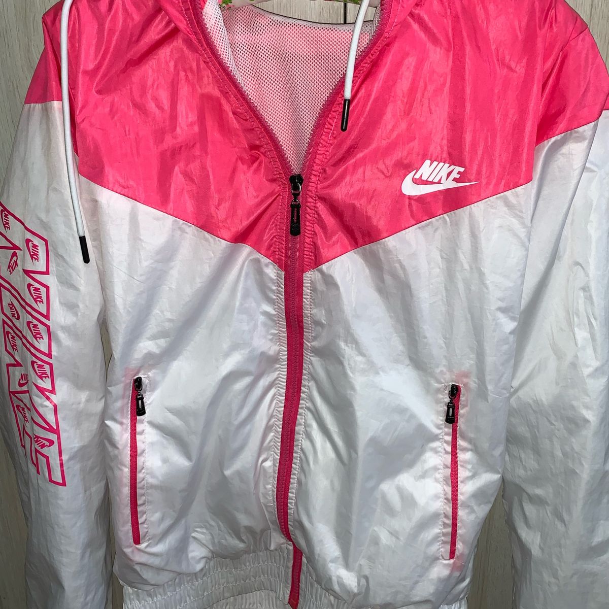 corta vento nike branco e rosa