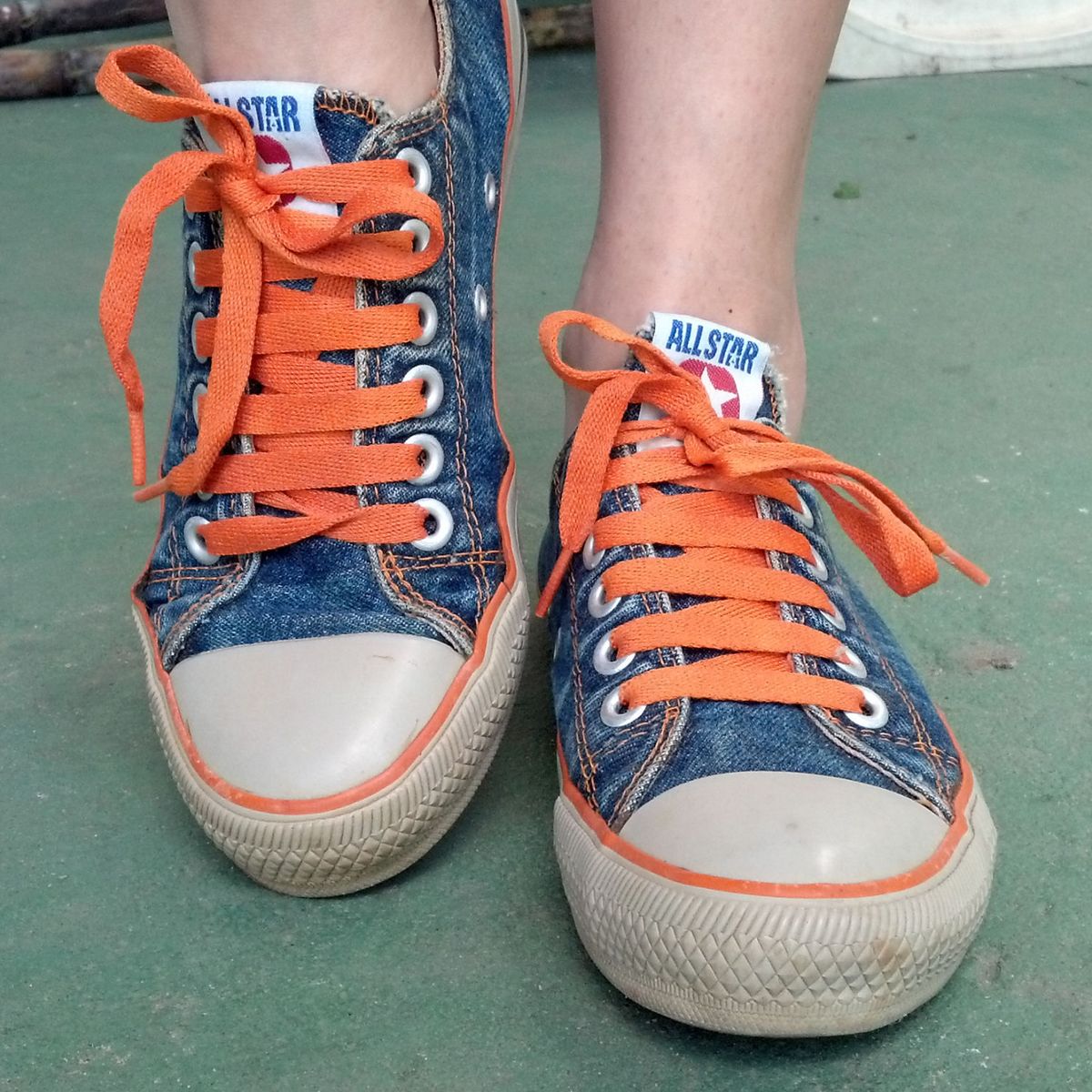 all star jeans com laranja