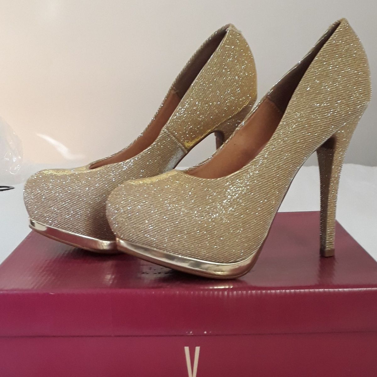 Sapato dourado hot sale vizzano meia pata