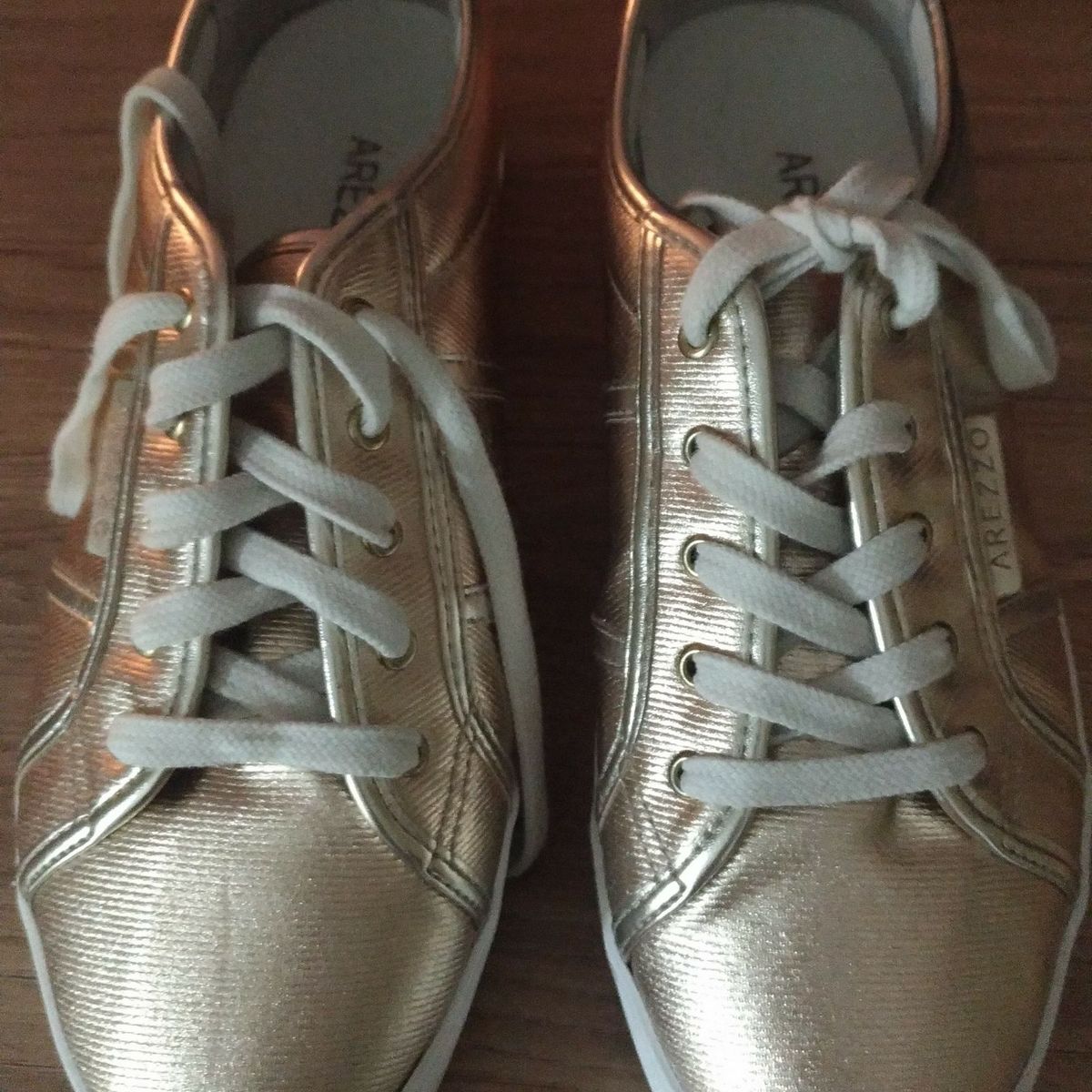 tenis dourado feminino arezzo