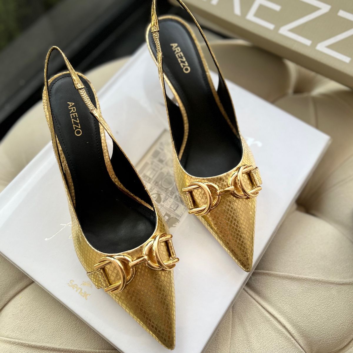 Scarpin store dourado arezzo