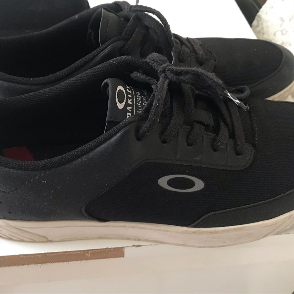 Tenis baixo best sale da oakley