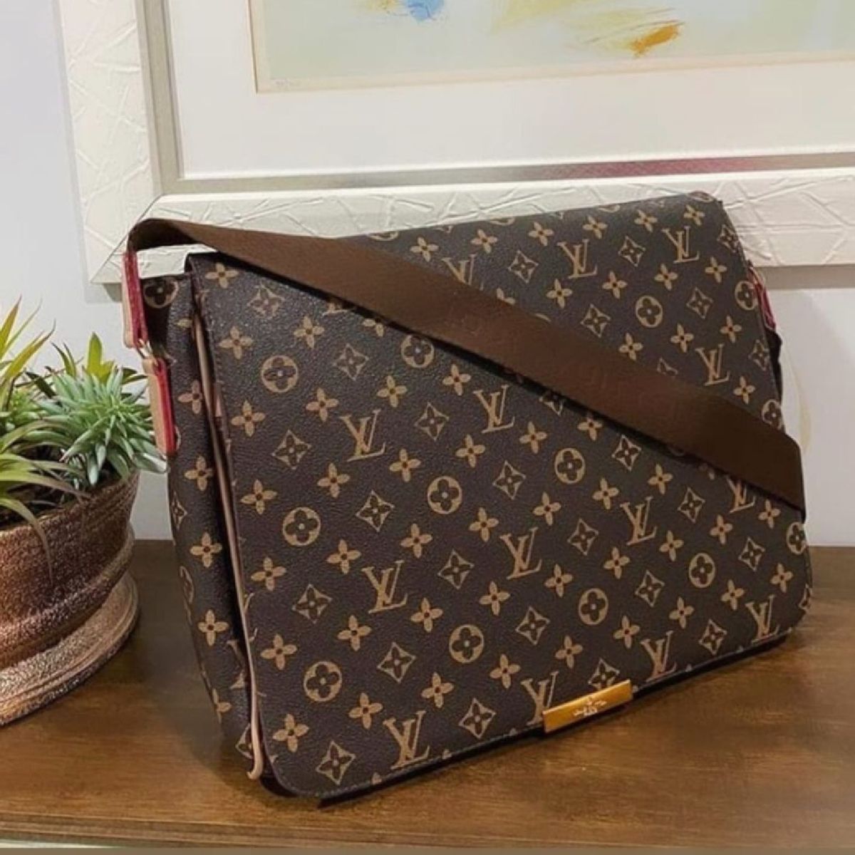 Preços baixos em Bolsas de ombro carteiro/Louis Vuitton para