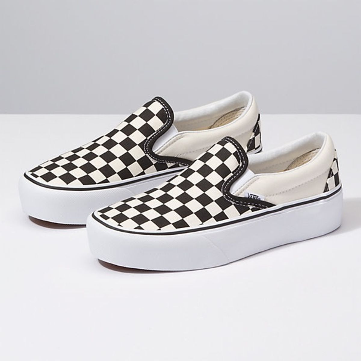 tenis quadriculado preto e branco
