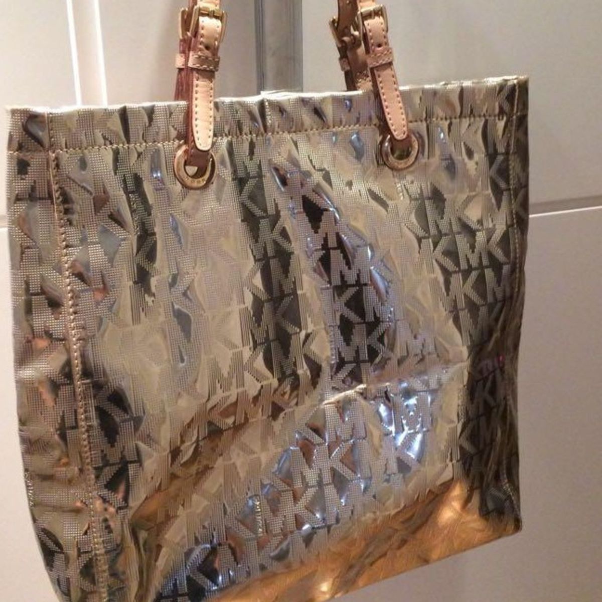 bolsa mk dourada