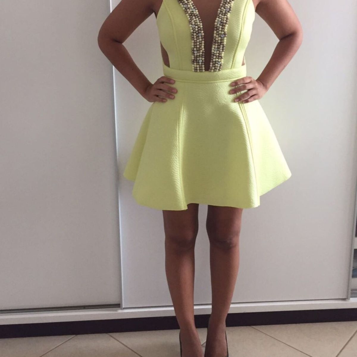 vestido amarelo rodado curto