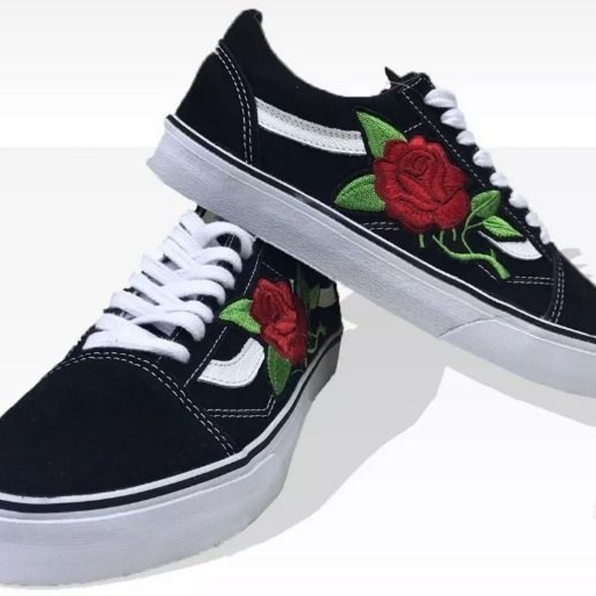 tenis vans com flor vermelha