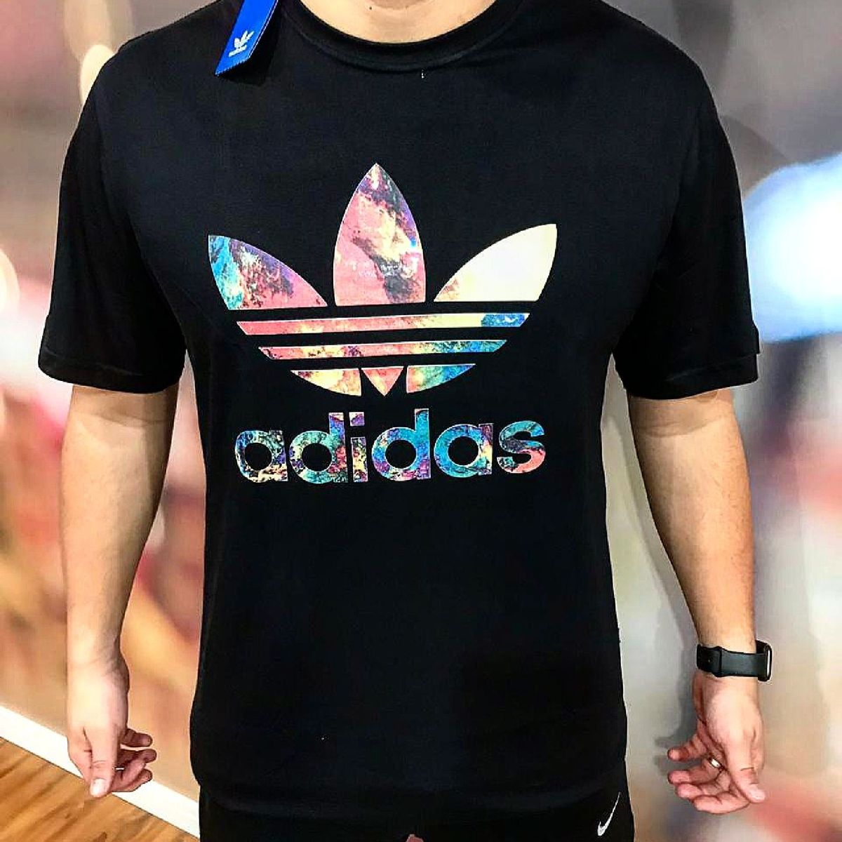 camiseta colorida adidas