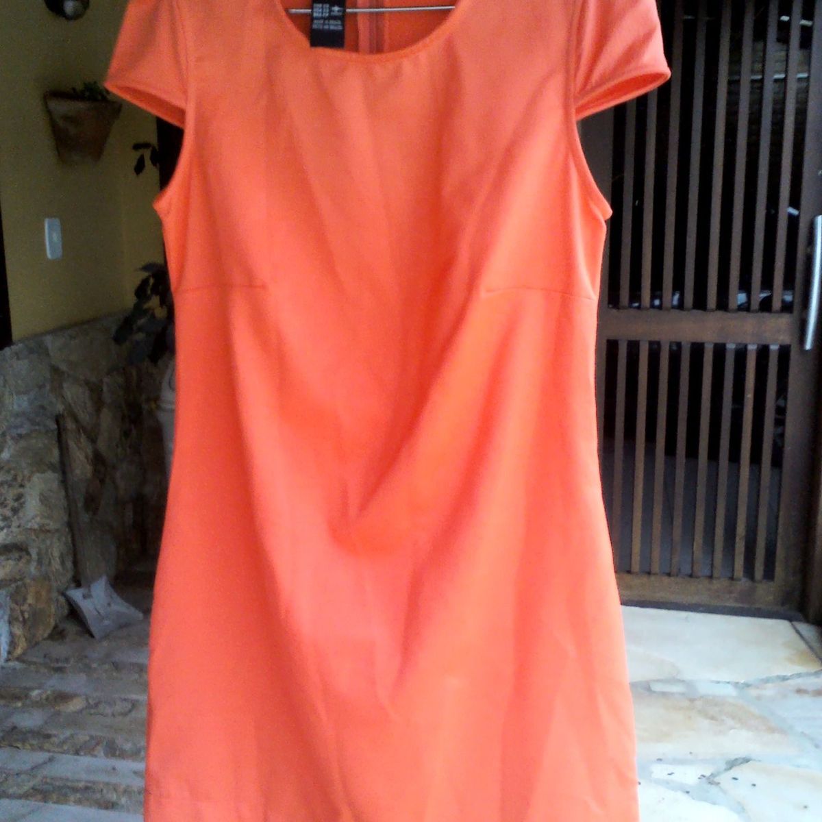 vestido laranja colcci