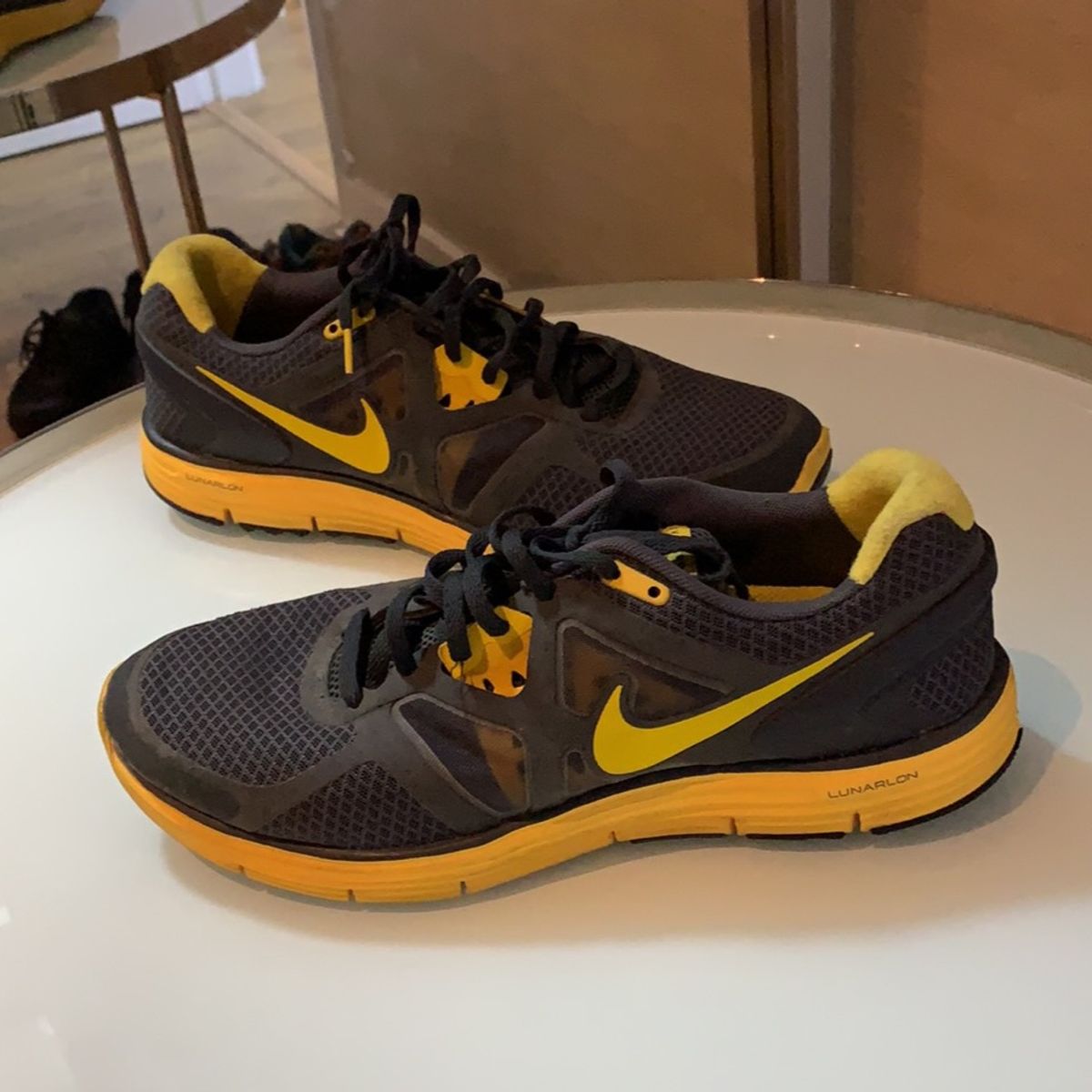 Nike cinza deals e amarelo