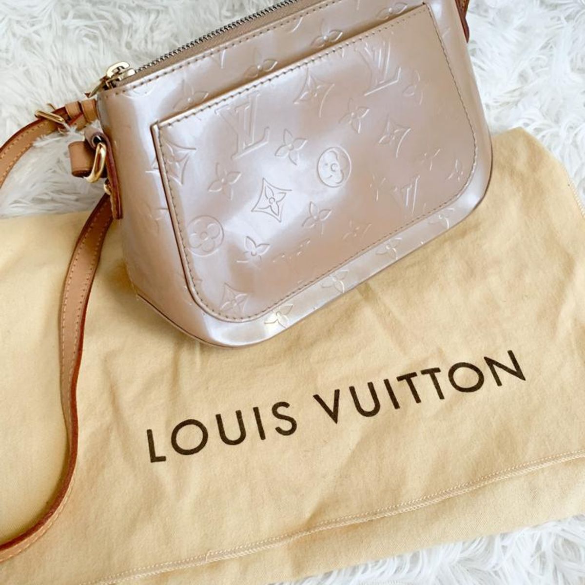 Louis Vuitton Minna Street Beige Noisette Vernis Leather Crossbody