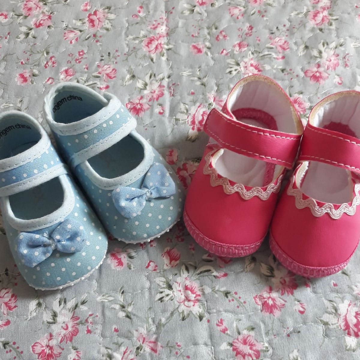 imagem de sapatinho de bebe azul e rosa