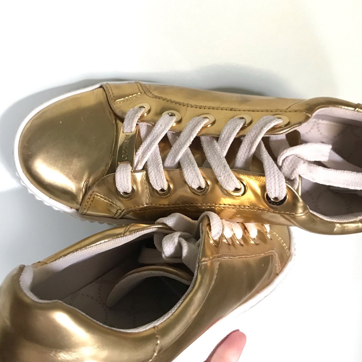 tenis dourado feminino arezzo
