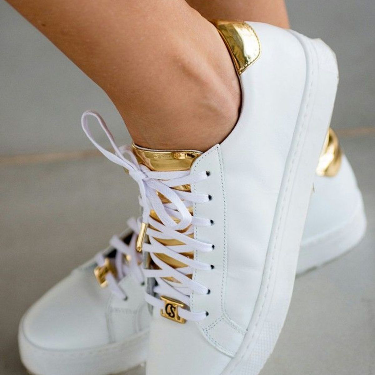 tenis carmen steffens dourado